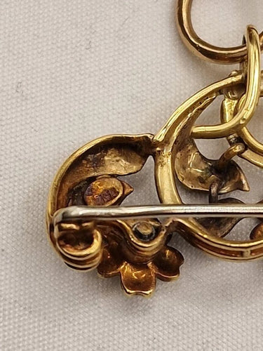 Montre Baume & Mercier - Broche montre en or jaune 18 carats et émail 58 Facettes