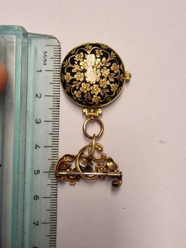 Montre Baume & Mercier - Broche montre en or jaune 18 carats et émail 58 Facettes