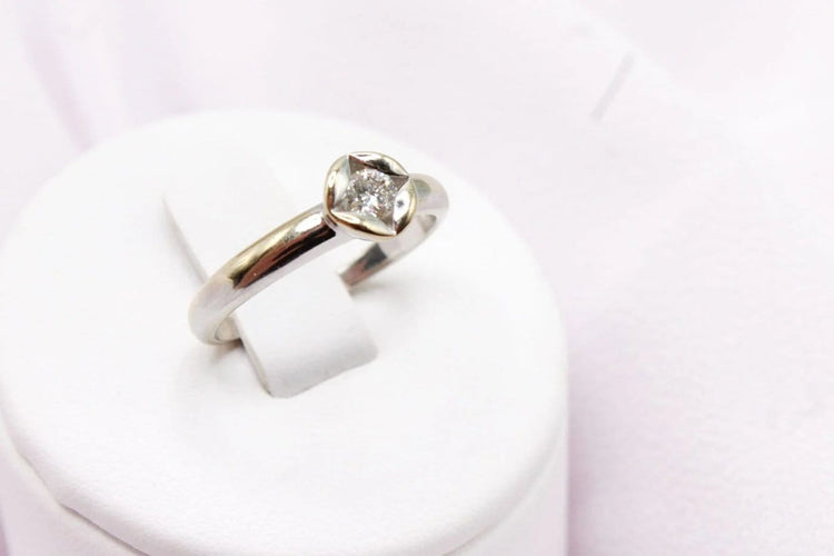 Bague 50 Bague solitaire fleur en or blanc 750 et diamant 0,10 ct 58 Facettes 240183