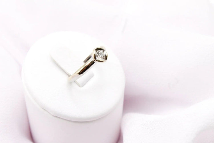 Bague 50 Bague solitaire fleur en or blanc 750 et diamant 0,10 ct 58 Facettes 240183