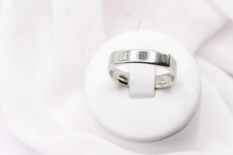 Bague 62 Alliance homme carrée sertie d’un diamant taille princesse en or blanc 58 Facettes 250065