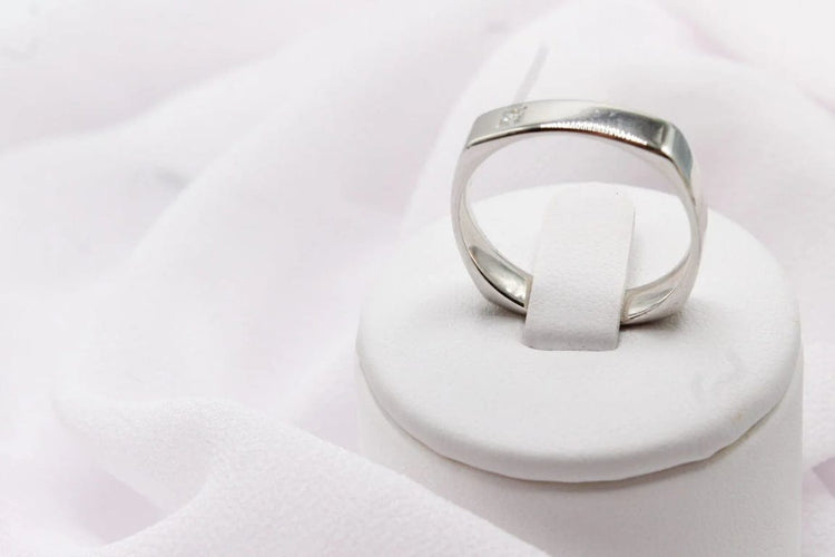 Bague 62 Alliance homme carrée sertie d’un diamant taille princesse en or blanc 58 Facettes 250065