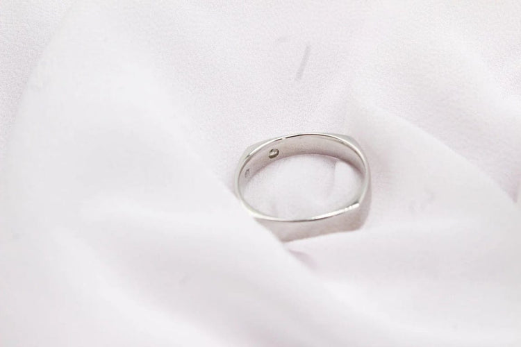 Bague 62 Alliance homme carrée sertie d’un diamant taille princesse en or blanc 58 Facettes 250065
