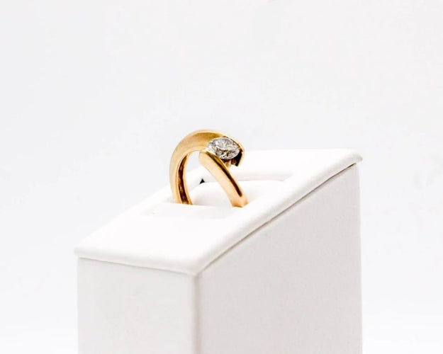 Bague 51 Alliance demi-lune croisée en or jaune 18 carats avec diamant 58 Facettes 240019