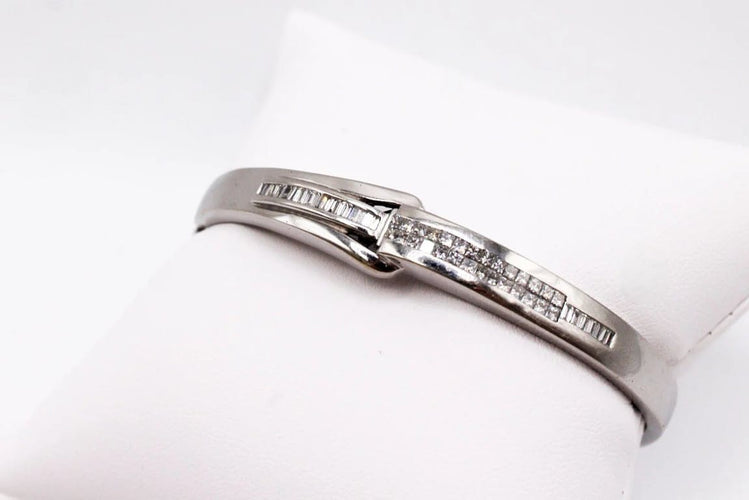 Bracelet Bracelet jonc ouvrant en or blanc 750 serti de diamants 58 Facettes 250141