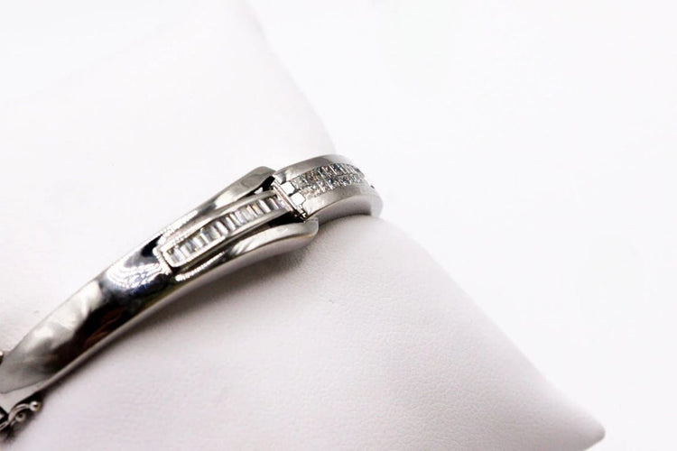 Bracelet Bracelet jonc ouvrant en or blanc 750 serti de diamants 58 Facettes 250141