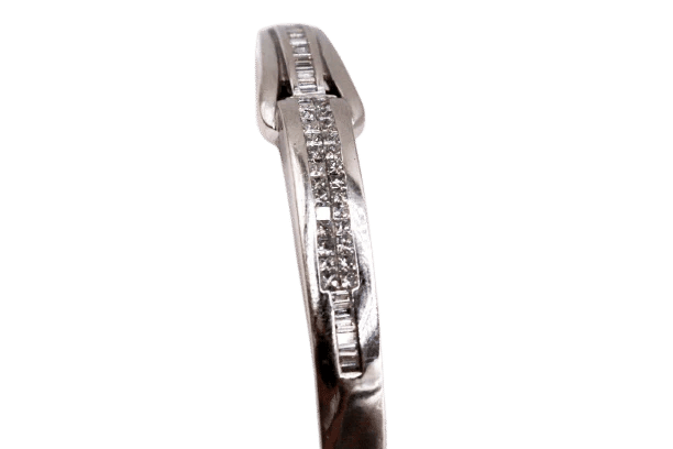 Bracelet Bracelet jonc ouvrant en or blanc 750 serti de diamants 58 Facettes 250141