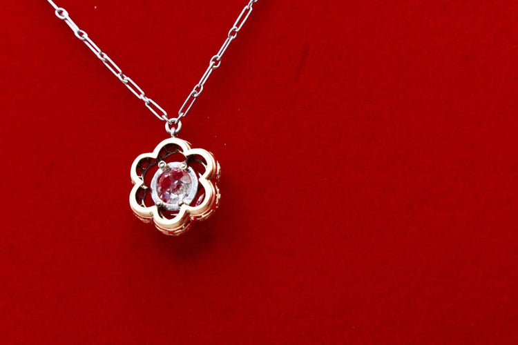 Collier Collier marguerite en or jaune, platine, diamant et rubis 58 Facettes 240285