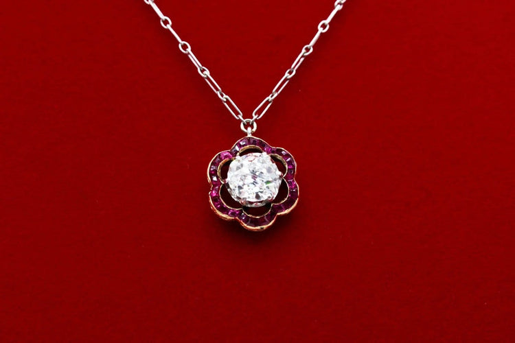 Collier Collier marguerite en or jaune, platine, diamant et rubis 58 Facettes 240285