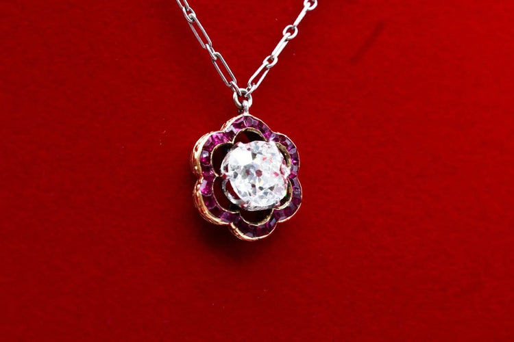 Collier Collier marguerite en or jaune, platine, diamant et rubis 58 Facettes 240285