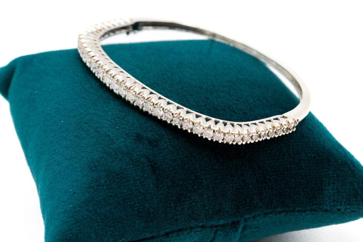 Bracelet Bracelet jonc ouvrant en or blanc 750 serti de diamants 58 Facettes 240034