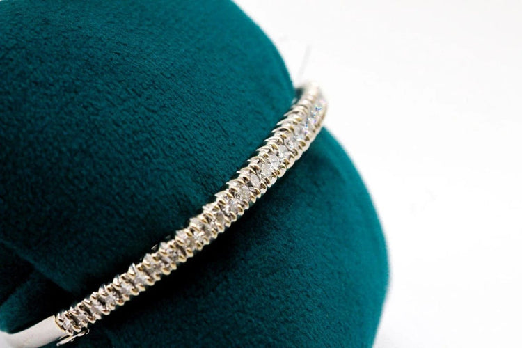 Bracelet Bracelet jonc ouvrant en or blanc 750 serti de diamants 58 Facettes 240034