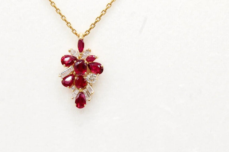 Pendentif Pendentif en or jaune 750 avec rubis et diamants 58 Facettes 250293