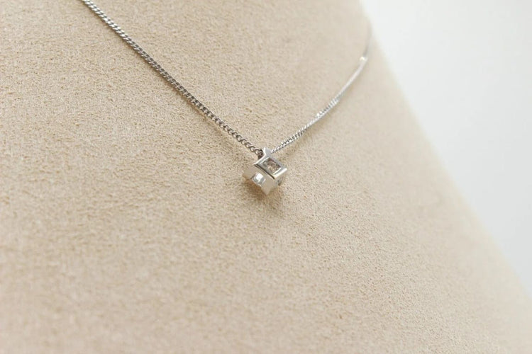 Pendentif Pendentif en or blanc 750 serti d’un diamant 0,37 ct 58 Facettes 250359