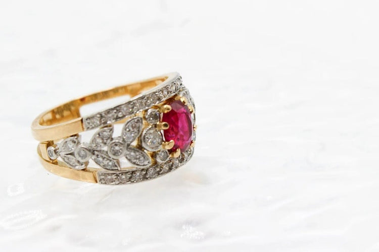 Bague 61 Bague large à motif floral en or jaune et platine, rubis et diamants 58 Facettes 250220