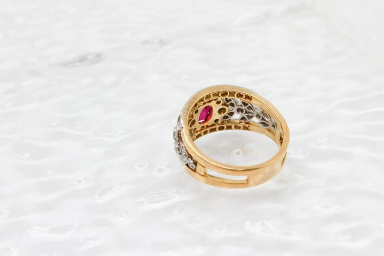Bague 61 Bague large à motif floral en or jaune et platine, rubis et diamants 58 Facettes 250220