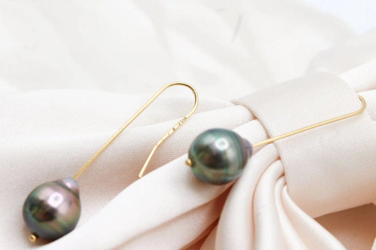 Boucles d'oreilles Boucles d'oreilles pendantes en or jaune 18 carats et perles de Tahiti 58 Facettes 250193