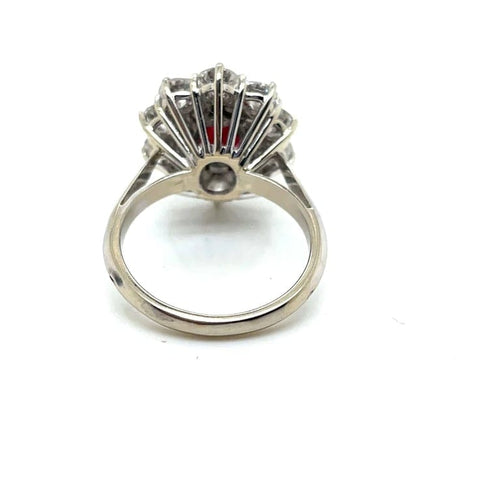 Bague 51 Bague entourage en or blanc 18 ct avec rubis birman et diamants 58 Facettes