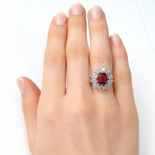 Bague 51 Bague entourage en or blanc 18 ct avec rubis birman et diamants 58 Facettes