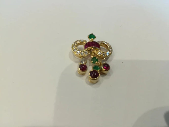 Pendentif Pendentif nœud en or jaune 18 ct rubis, émeraudes et diamants 58 Facettes