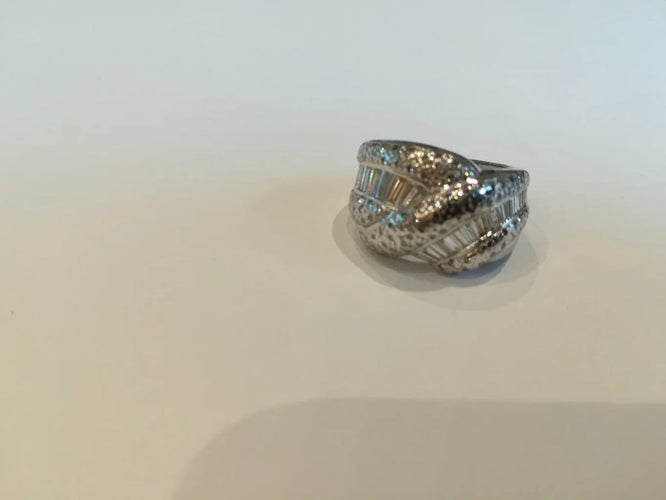 Bague 52 Bague jonc vague en or blanc 18 kt et diamants 58 Facettes
