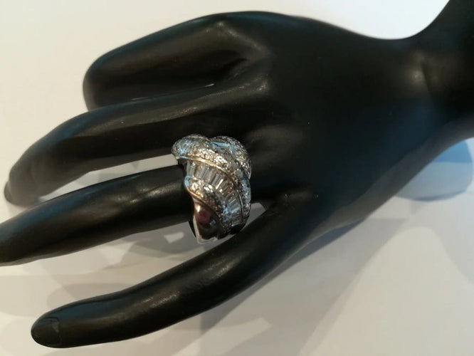 Bague 52 Bague jonc vague en or blanc 18 kt et diamants 58 Facettes