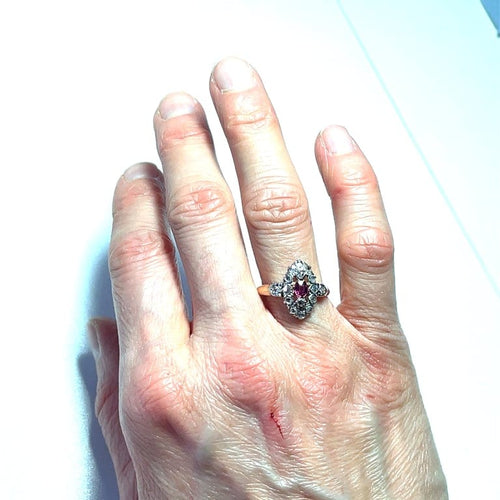 Bague 54.5 Bague marquise ancienne en or rose et platine, rubis et diamants 58 Facettes