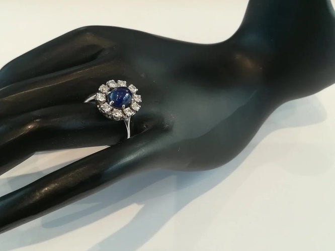 Bague 52 Bague marguerite ancienne en or blanc et platine, saphir cabochon et diamants 58 Facettes