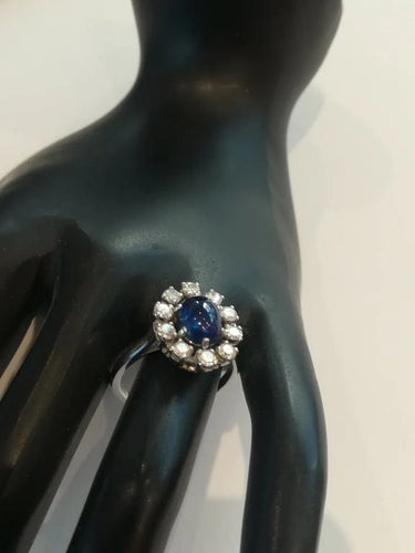 Bague 52 Bague marguerite ancienne en or blanc et platine, saphir cabochon et diamants 58 Facettes