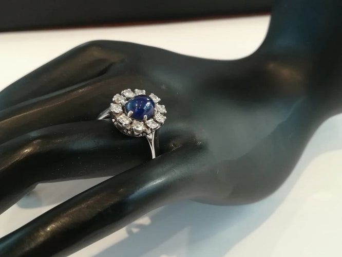 Bague 52 Bague marguerite ancienne en or blanc et platine, saphir cabochon et diamants 58 Facettes