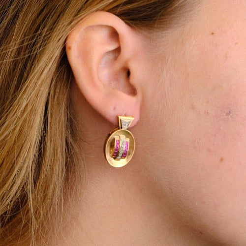 Boucles d'oreilles Boucles d’oreilles Tank circa 1940 en or rose et platine, diamants et rubis 58 Facettes