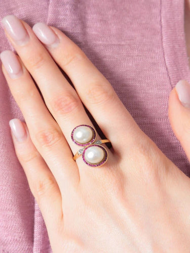 Bague 67 Bague ancienne Toi & Moi en or jaune, perles et rubis 58 Facettes