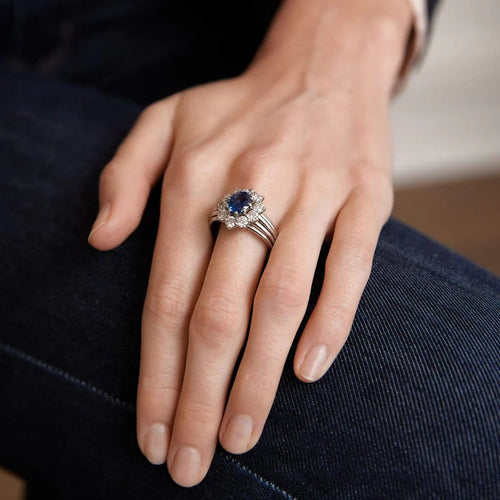 Bague 60 Bague chevalière jonc marguerite en platine, saphir et diamants 58 Facettes