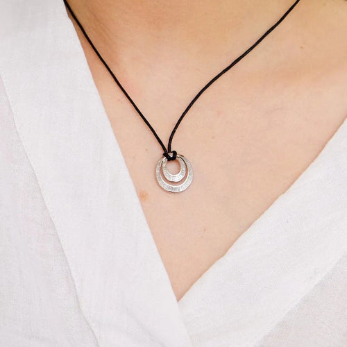 Pendentif Pendentif en or blanc 18 carats et diamants baguette 58 Facettes