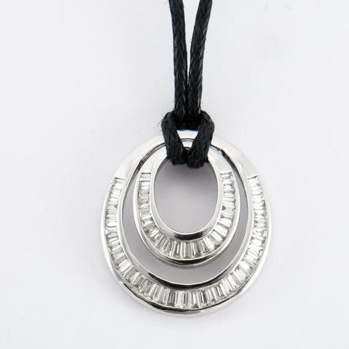 Pendentif Pendentif en or blanc 18 carats et diamants baguette 58 Facettes