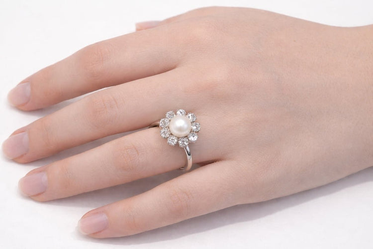 Bague 57 Bague tourbillon vintage en or blanc 750, perle Akoya et diamants 58 Facettes