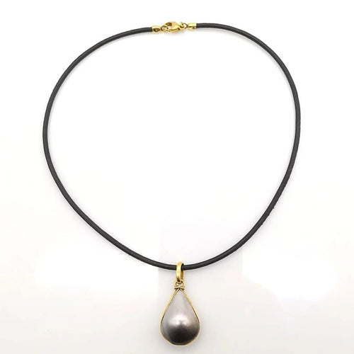 Collier Collier en or jaune 18 carats avec cordon en cuir et perle 58 Facettes