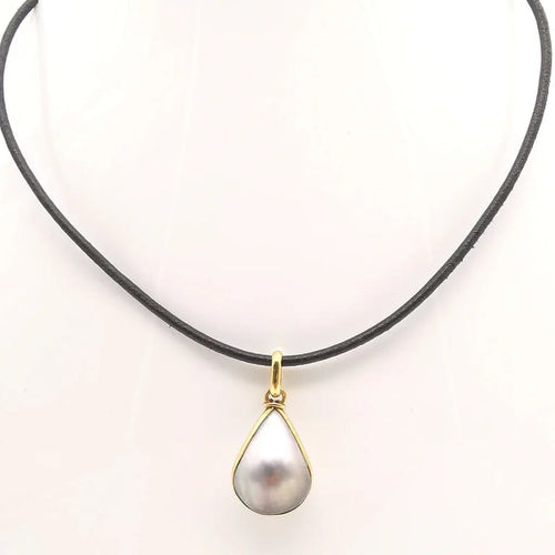 Collier Collier en or jaune 18 carats avec cordon en cuir et perle 58 Facettes
