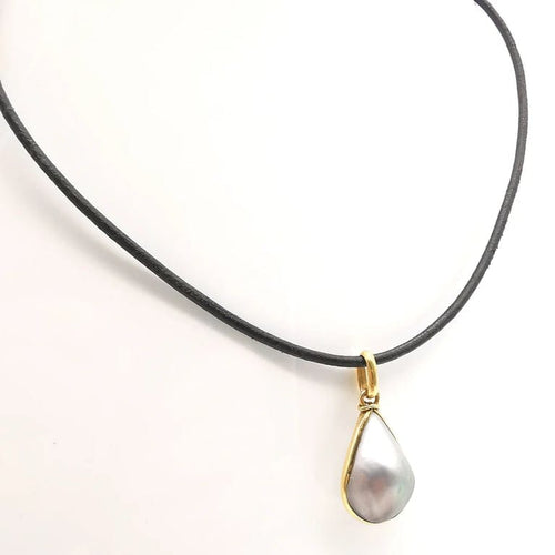 Collier Collier en or jaune 18 carats avec cordon en cuir et perle 58 Facettes