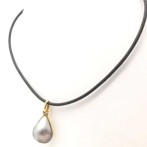 Collier Collier en or jaune 18 carats avec cordon en cuir et perle 58 Facettes