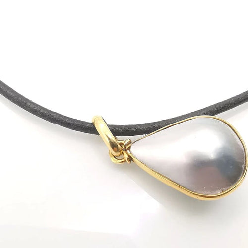 Collier Collier en or jaune 18 carats avec cordon en cuir et perle 58 Facettes