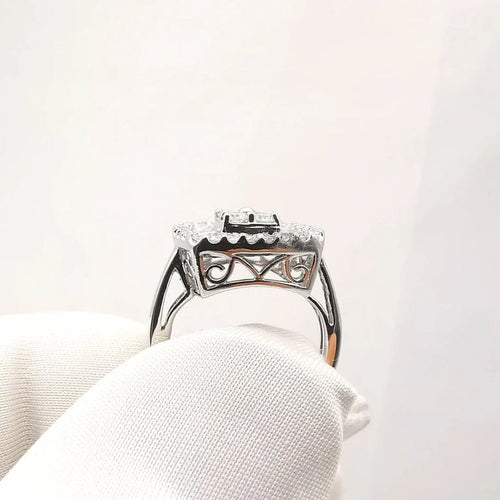 Bague 48 Bague en or blanc 18 carats avec diamants 58 Facettes