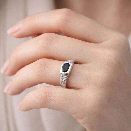 Bague 55 Bague en or blanc 18 carats avec saphir ovale et diamants 58 Facettes