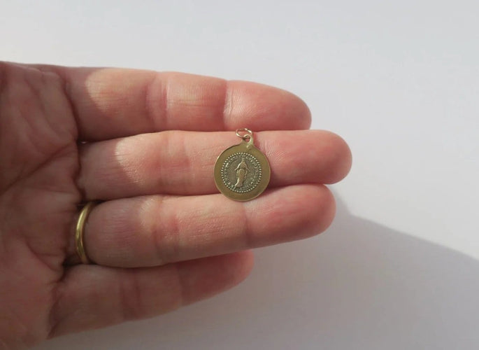 Pendentif Notre-Dame de Fourvière - Médaille pendentif biface XIXe en or jaune 58 Facettes