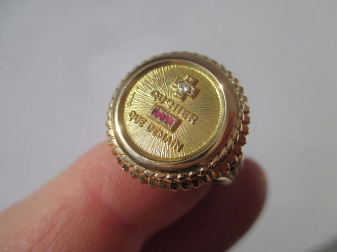Bague 50 A. Augis - Bague chevalière Médaille d’Amour en or jaune, diamant et rubis 58 Facettes