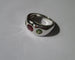 Bague 57 Bague jonc en or blanc, rubis et péridots 58 Facettes