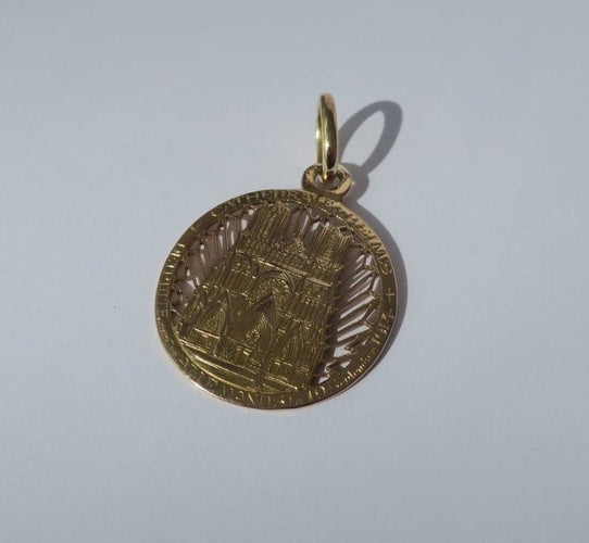 Pendentif Pendentif médaille commémoratif Cathédrale de Reims en or jaune 18 carats 58 Facettes