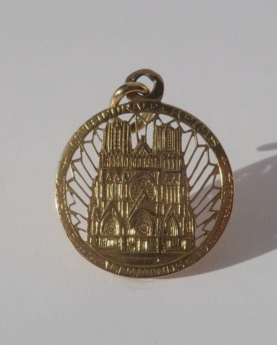 Pendentif Pendentif médaille commémoratif Cathédrale de Reims en or jaune 18 carats 58 Facettes