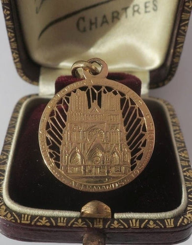 Pendentif Pendentif médaille commémoratif Cathédrale de Reims en or jaune 18 carats 58 Facettes