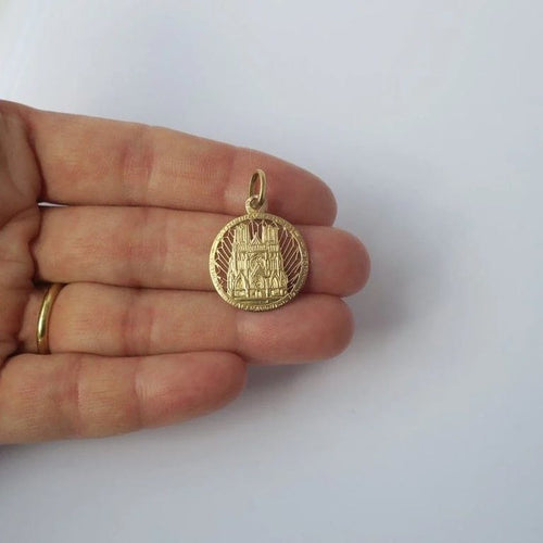 Pendentif Pendentif médaille commémoratif Cathédrale de Reims en or jaune 18 carats 58 Facettes